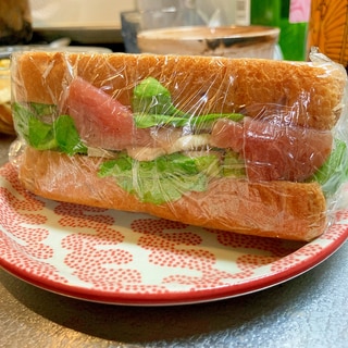 食パン1枚で！生ハムとルッコラのラップサンド